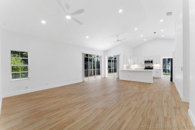 Foto del edificio - 897 Dickens Pl