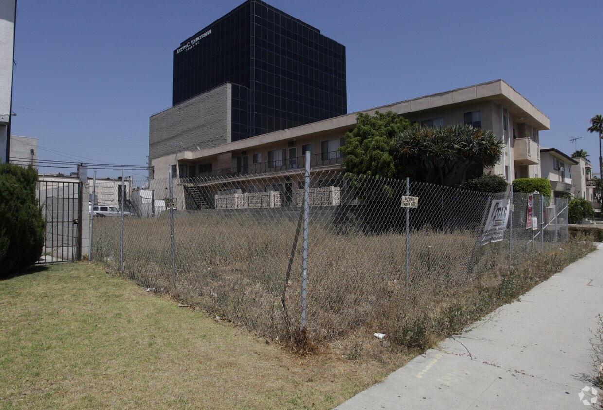Foto del edificio - 8457 Blackburn Ave