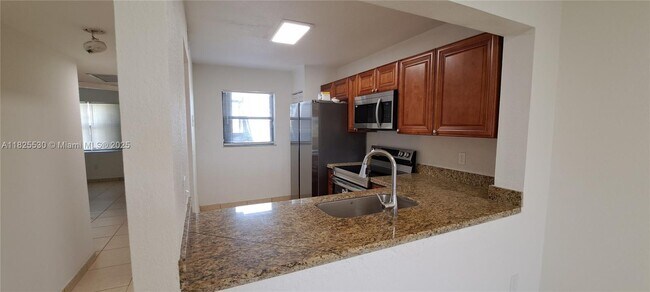 Foto del edificio - 842 NE 209th St