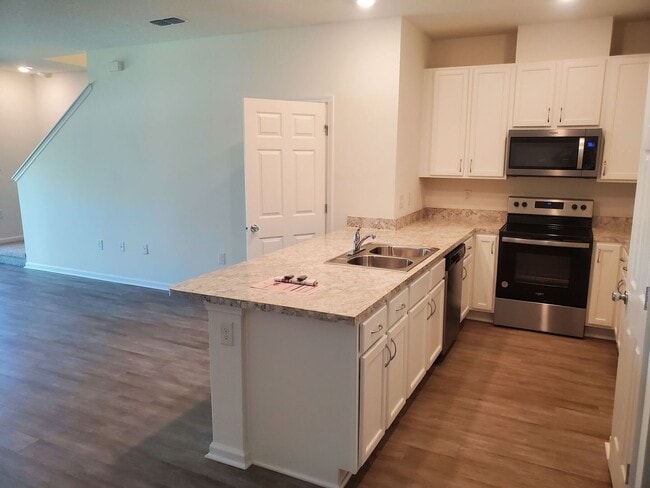 Building Photo - 3BR/2.5BA Townhome in Cul-de-Sac. Garage. Small Pets Welcome! Minutes from Treaty Park!