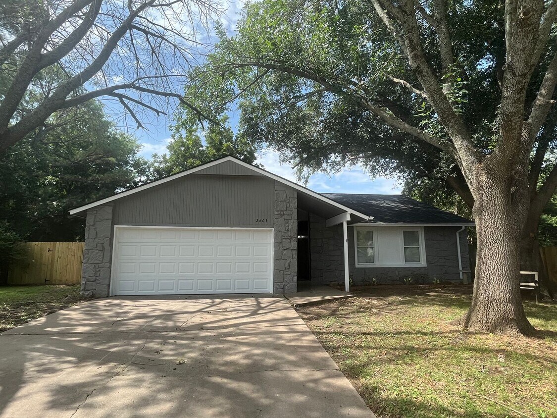 Primary Photo - 3 bedroom house in Broken Arrow!