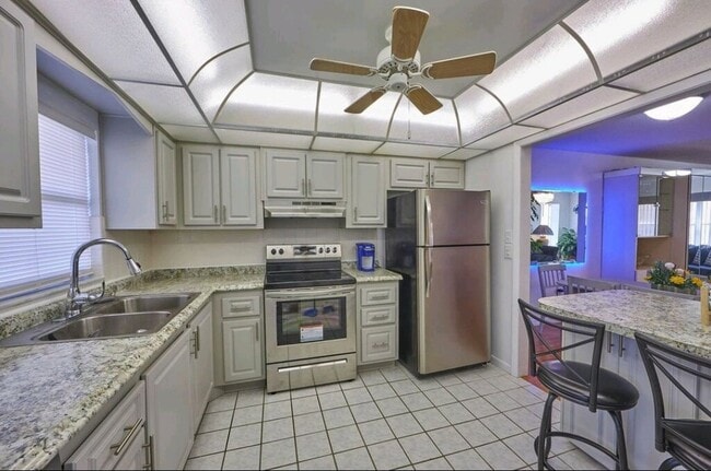 Building Photo - 4550 Cove Cir
