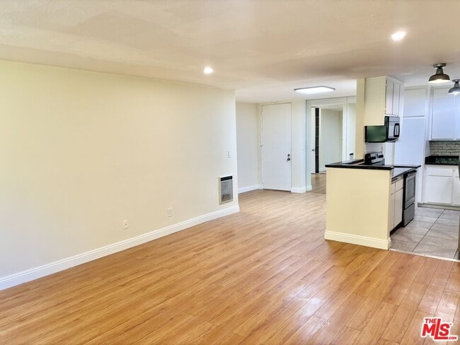 Building Photo - 6526 Ocean Crest Dr