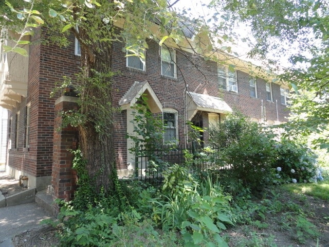 Primary Photo - 219 E Ormsby Ave