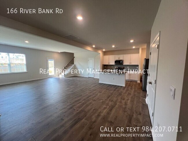 Foto del edificio - 166 River Bank Rd