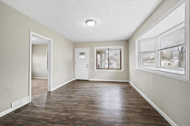 Building Photo - 1106 E Elza Ave