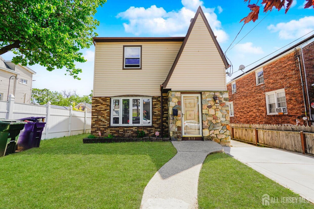 Primary Photo - 371 Alpine St