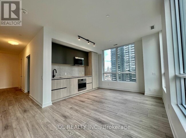 Building Photo - 108 Peter St