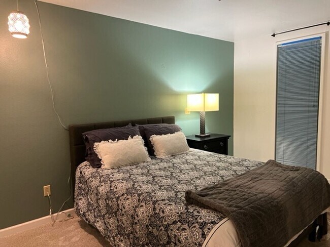 Building Photo - 2 br, 1.5 bath House - 451 Dela Vina #411