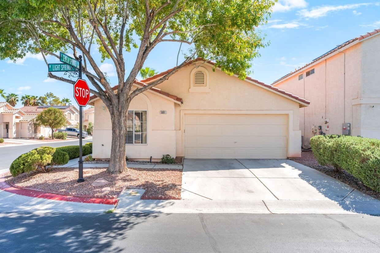 Foto principal - Timeless Single-Story in Gated Community!