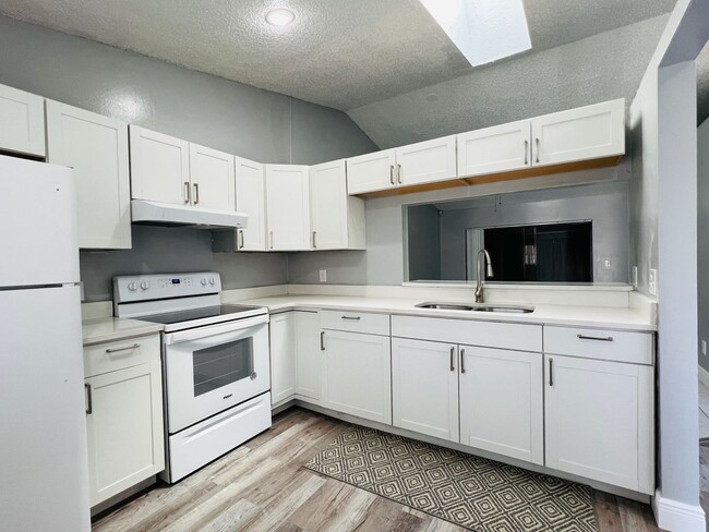 Building Photo - UCF Duplex