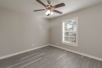 Building Photo - 208 17th Ave N