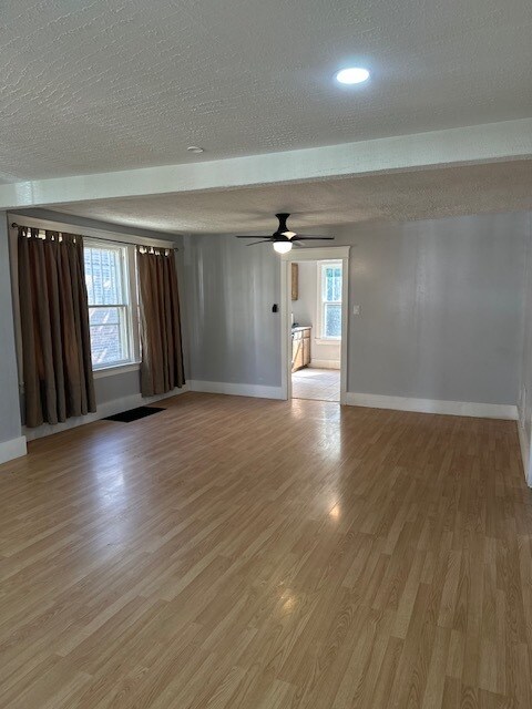 Foto del edificio - 8932 Tudor Ave