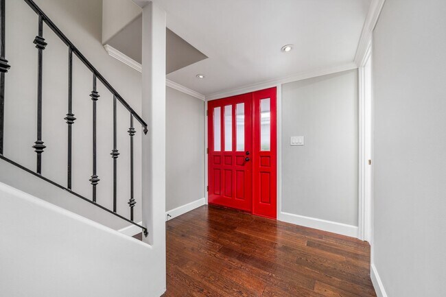 Foto del edificio - Upgraded 3 bed 2.5 bath Townhome in Newpor...