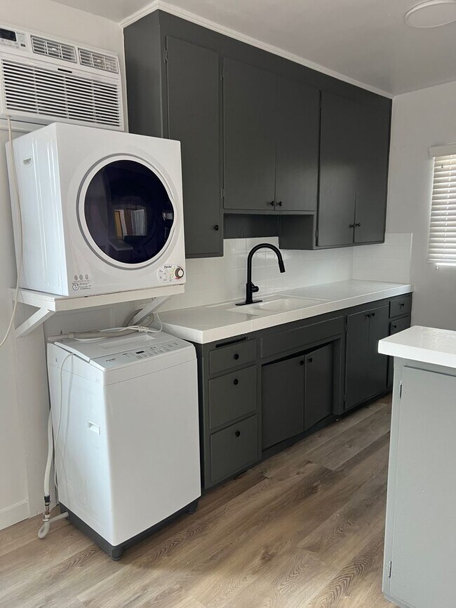Foto del edificio - Stunning 2-Bedroom Townhome in the Heart o...