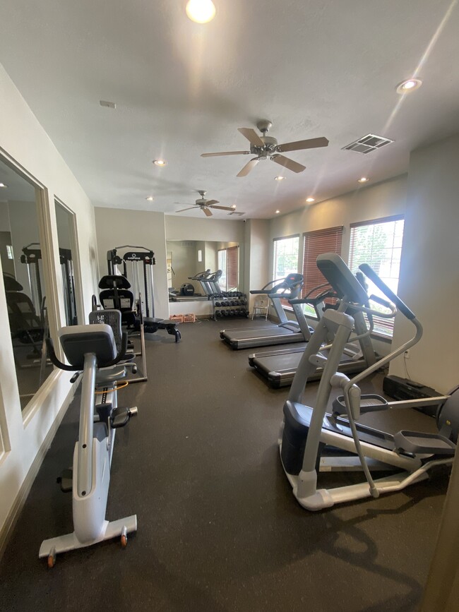 Gimnasio comunitario - 753 W Club Oaks Dr