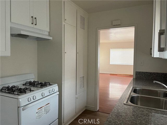 Building Photo - 220 S Olive Ave