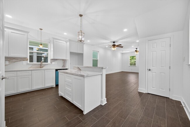 Building Photo - 714 Zoe St