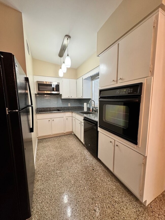 Photo - 813 Center Ln House