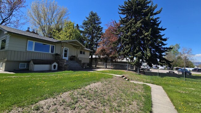 Foto del edificio - Losleben- House with large yard fully furnished Available Nov 1st - May 31st