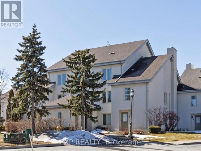 Photo du bâtiment - 120-120 Fairway Ct