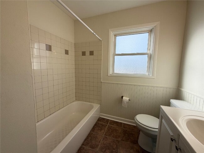 Building Photo - 854 Loekes Dr