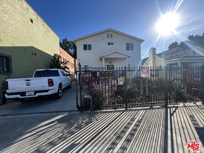 Building Photo - 1506 W Vernon Ave