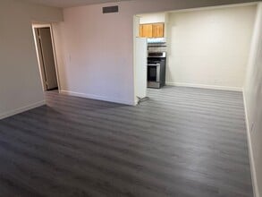 Building Photo - 625 S Royal Crest Cir