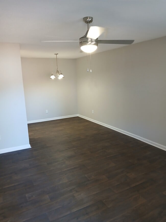 Comedor de 1x1 de 605 pies cuadrados - Spring Oaks Apartments