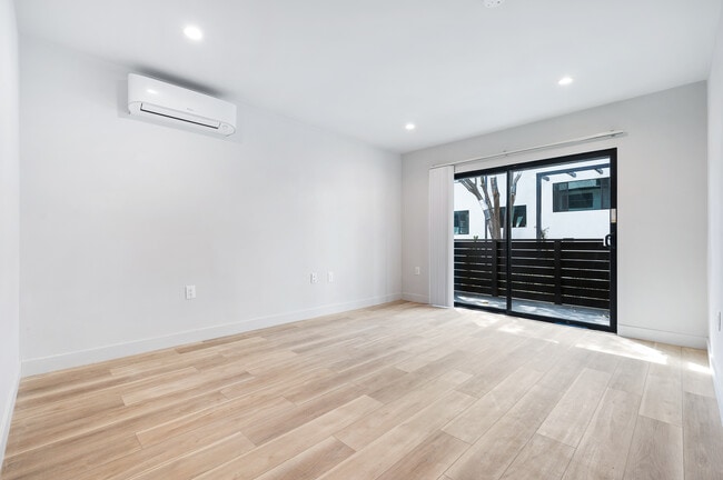 Foto del edificio - 215-225 Lucas Ave
