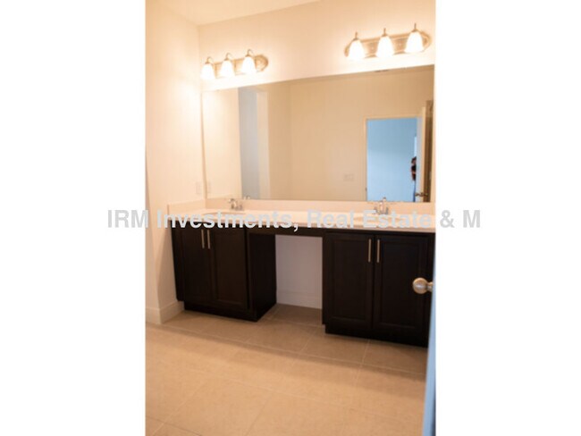 Foto del edificio - 3 bed 2.5 bath townhome 2 car garage