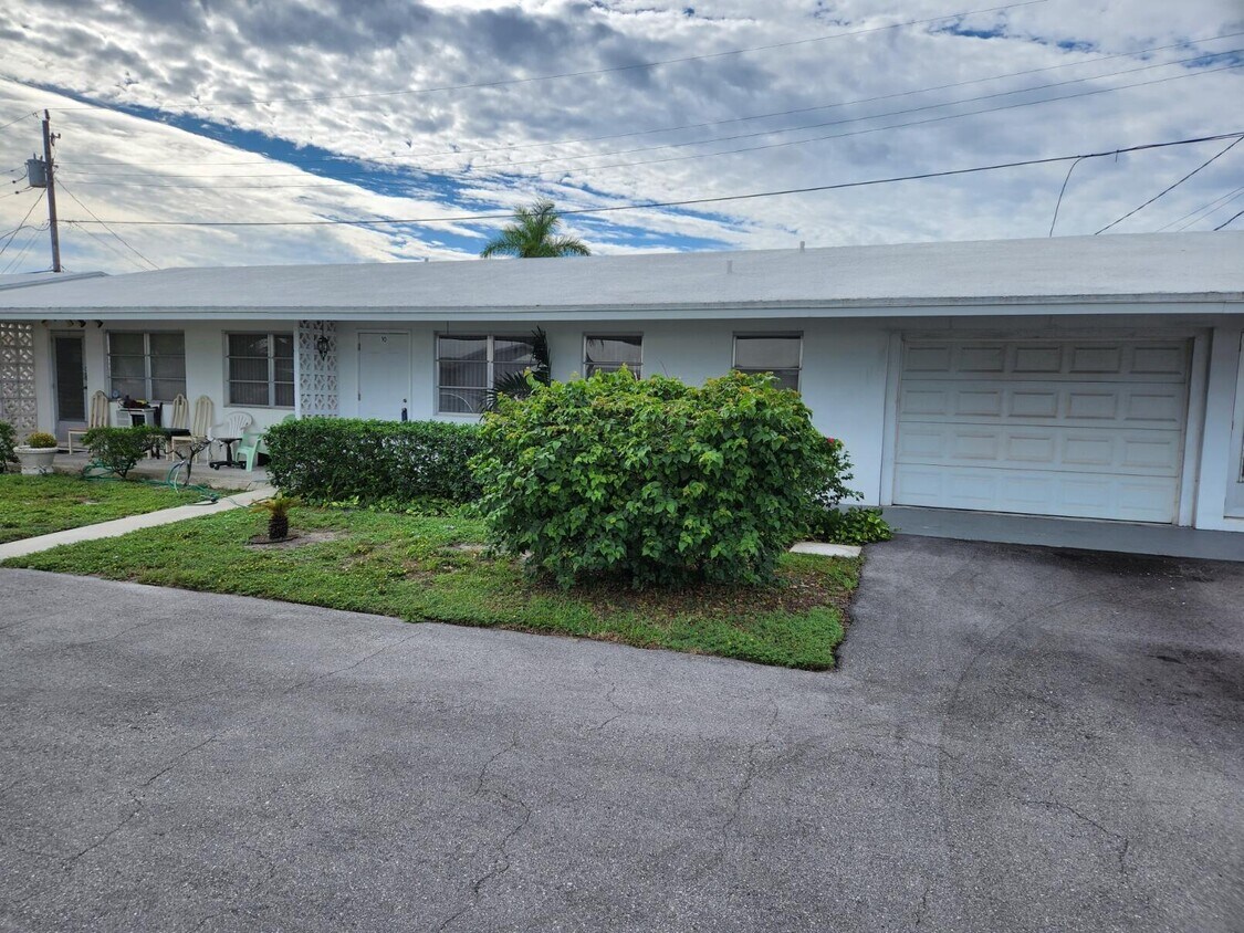 722 Ridge Rd Unit 10, Lantana, FL 33462 Condo for Rent in Lantana, FL