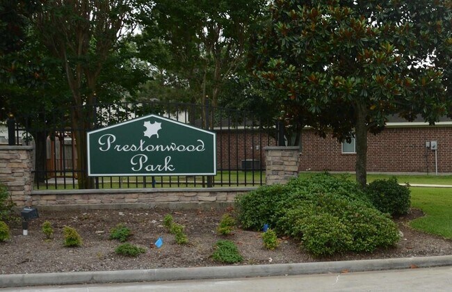 Foto del edificio - 8047 High Hollow Ln