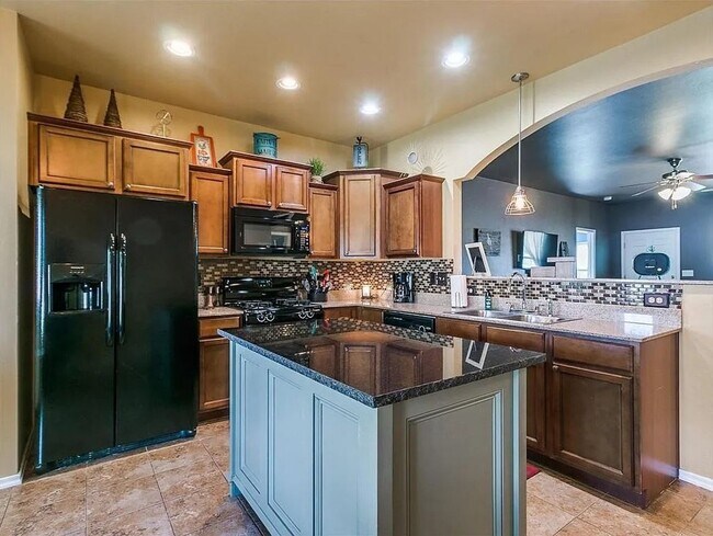 Foto del edificio - AVAILABLE NOW -  $500 Off First Month | 4-Bed Home in the Heart of Mustang | Storm Shelter & Mode...