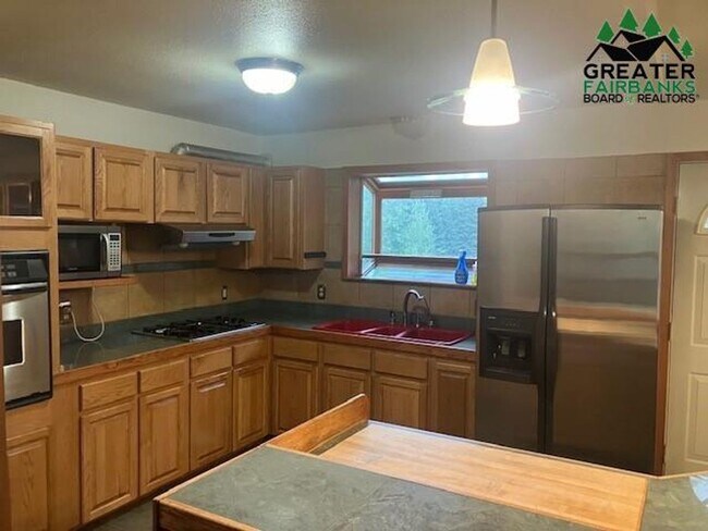 Building Photo - **Century 21 Rental - 4 Bed, 3 Bath, Large...