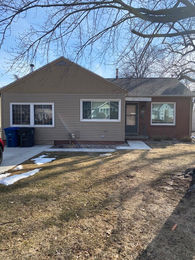 2409 38th St, Des Moines, IA 50310 House for Rent in Des Moines, IA