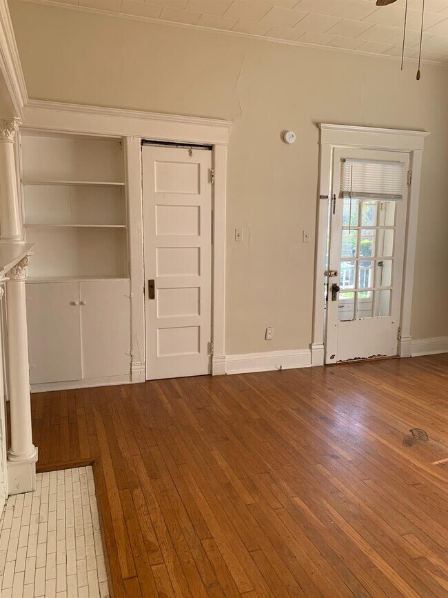 Building Photo - 213 W Hickman St