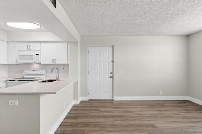 Building Photo - Move-In Ready Rental near Tanger Outlets!