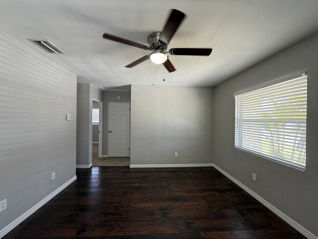 Foto del edificio - Available Now! Charming 3-Bedroom Home with Fenced Backyard in St. Petersburg!