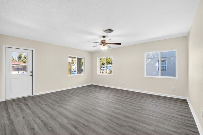 Foto del edificio - 857 W 3rd St