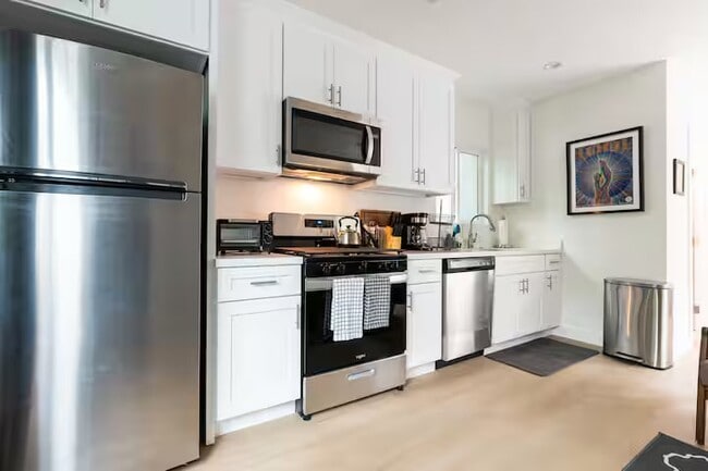 Building Photo - 1136 E Lomita Ave