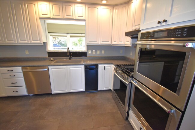 Building Photo - Desirable North Albany home.