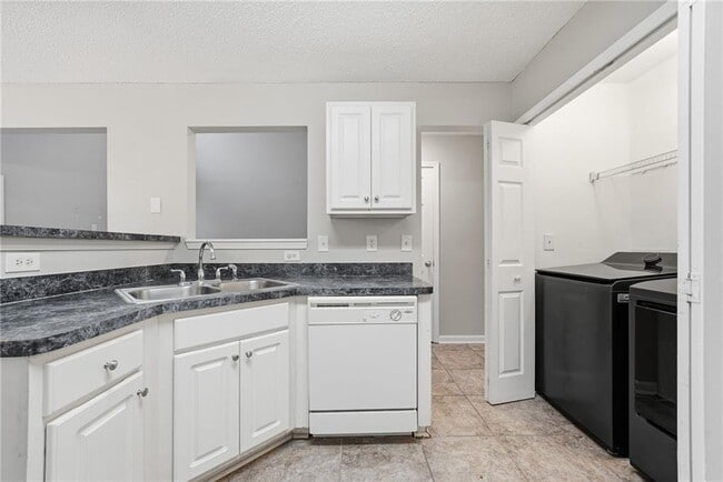 Building Photo - 2297 Charleston Pointe SE