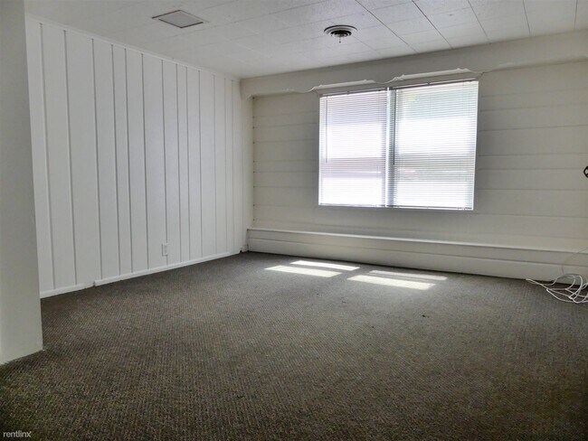 Building Photo - 7 br, 2 bath House - 3015 W Main St 3015 W...