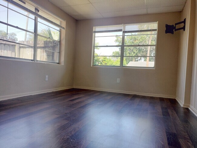 Foto del edificio - 600 N Center St