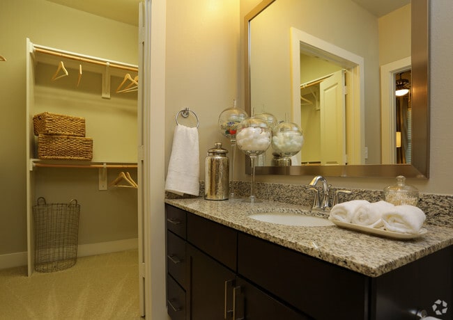 1BR, 1BA - 735SF - Bathroom - Berkshire Amber