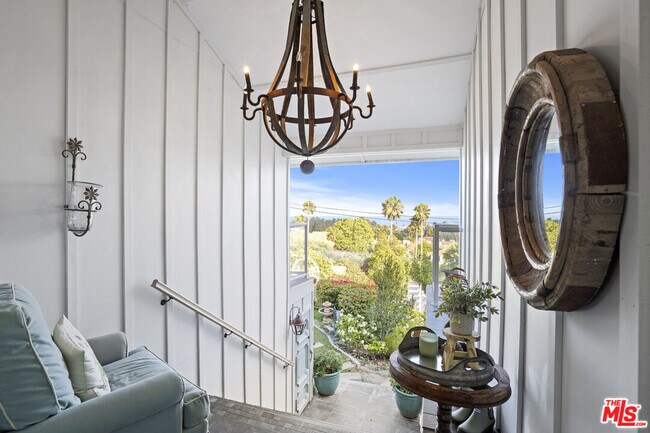 Foto del edificio - 6363 Zumirez Dr