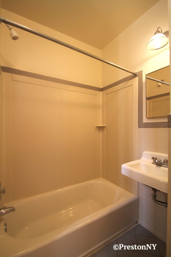 Building Photo - 437 W 44th St