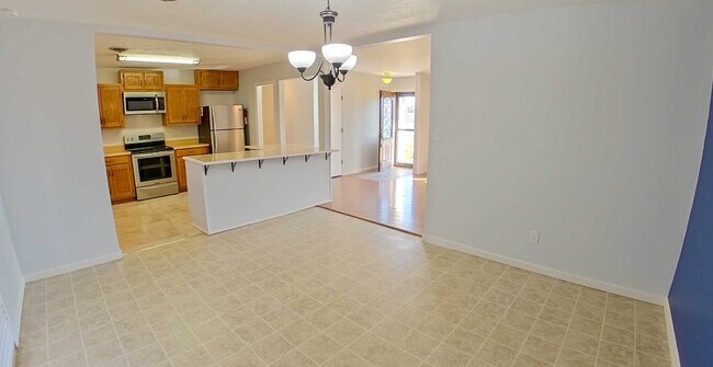 Foto del edificio - Covered Patio + HUGE Yard + Stainless Steel Appliances + Bonus Storage! Available Now!