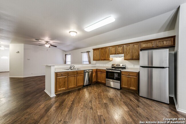 Building Photo - Stylish & Spacious 3-Bedroom Home Perfect for Students and Families